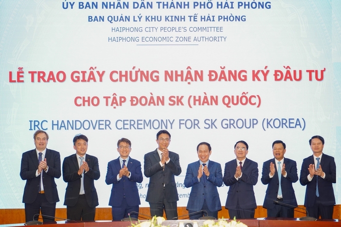 22일 현지에서 열린 투자허가증(IRC) 수령식에서 박원철 SKC 사장, 레 띠엔 저우 하이퐁시 당서기장(왼쪽 네 번째부터) 등 참석자들이 박수를 치고 있다. SKC
