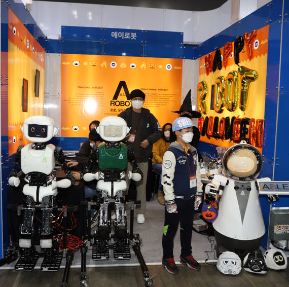 ‘2021 로보월드’에서 어린 아이가 로봇을 관람하는 모습. [로보월드]