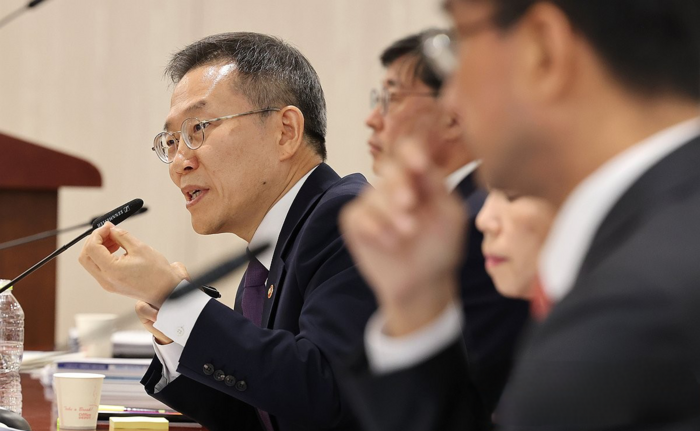 이종호 과학기술정보통신부 장관이 11일 정부세종청사에서 열린 국회 과학기술정보방송통신위원회의 과학기술정보통신부 국정감사에서 의원 질의에 답변하고 있다. 연합