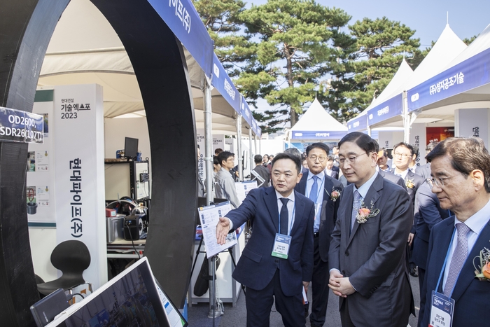 윤영준 현대건설 사장과 업계 관계자들이 행사 전시 부스를 둘러보고 있다. 현대건설