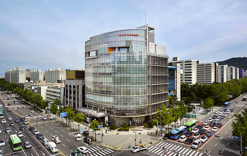 최근 실적 부진을 겪고 있는 롯데하이마트의 국내 시장 점유율이 30%대 아래로 떨어질 위기에 처했다. 롯데하이마트