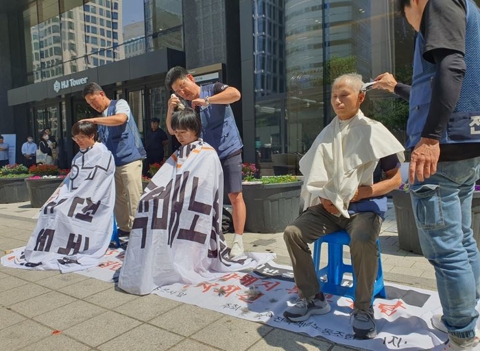 선릉역 쿠팡CLS 본사 앞에서 삭발식 하는 택배노조. 연합뉴스