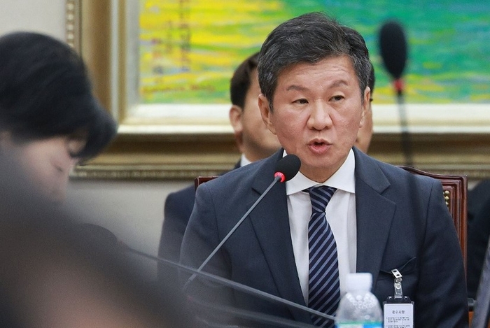정몽규 HDC 회장이 16일 국회에서 열린 정무위원회 국정감사에서 의원 질의에 답하고 있다. 연합