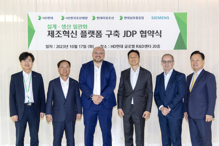 HD현대는 지난 17일 경기도 성남시 HD현대 글로벌R&D센터(GRC)에서 독일 지멘스사와 ‘설계-생산 일관화 제조혁신 플랫폼 공동개발을 위한 업무협약’을 체결했다. (오른쪽 세번째부터 왼쪽으로)정기선 HD현대 사장, 토비아스 랑게 지멘스 부사장, 김형관 현대미포조선 사장. [제공=HD현대]