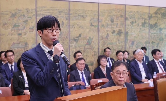 허승 왓챠 대외협력이사가 17일 국회 문화체육관광위원회에서 열린 한국콘텐츠진흥원, 한국문화정보원 등에 대한 국정감사에서 참고인 신분으로 출석해 의원 질의에 답변하고 있다. 연합