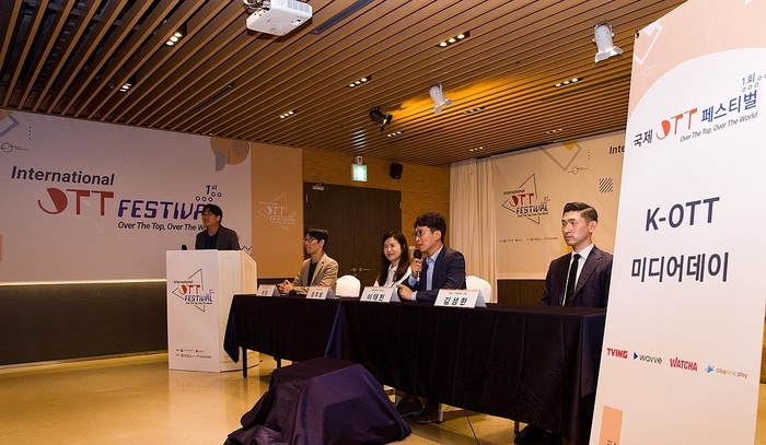 이태현 콘텐츠웨이브 대표(왼쪽 세번째)가 지난 7일 부산 해운대구 더베이101에서 열린 ‘제1회 국제 OTT 페스티벌’ 개막식에서 취재진의 질문에 답변하는 모습. 연합