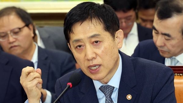 김주현 금융위원장이 11일 국회 정무위원회 국정감사에서 답변하고 있다. 연합