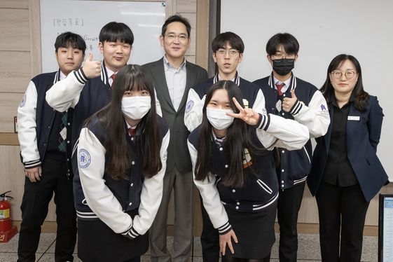 이재용 삼성전자 회장이 지난 3월 7일 경북 구미시에 있는 ‘구미전자공업고등학교’를 방문해 수업을 참관하고 학생들과 기념사진을 촬영하는 모습. 삼성전자