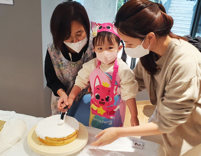 주거서비스 최우수 인증을 받은 ‘독산역 롯데캐슬’ 단지 입주민들이 행사에 참여하고 있다. 롯데건설