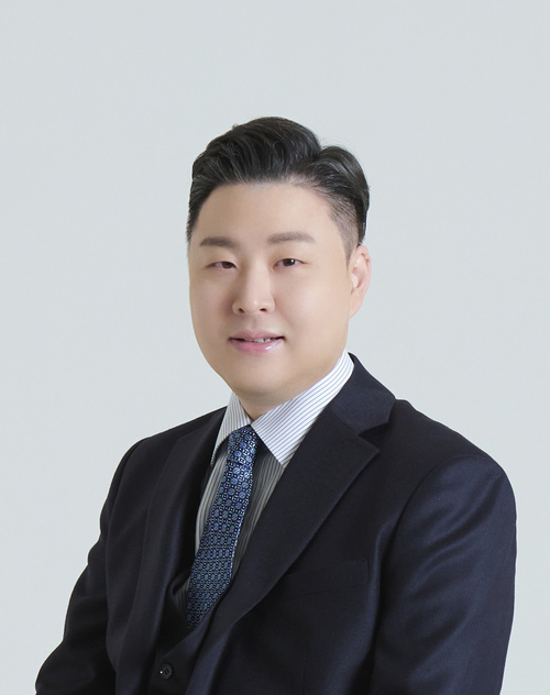 최병오 패션그룹형지 회장의 장남인 최준호 사장이 총괄 부회장으로 승진한다. 패션그룹형지