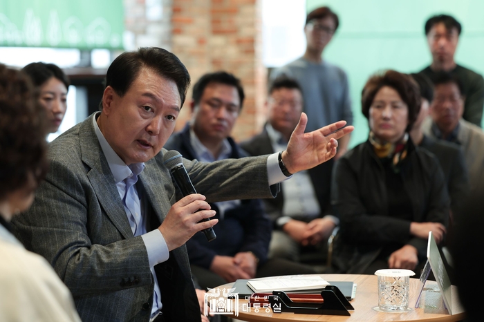 윤석열 대통령이 1일 서울 마포구 한 카페에서 열린 ‘제21차 비상경제민생회의’에서 발언하고 있다. 대통령실