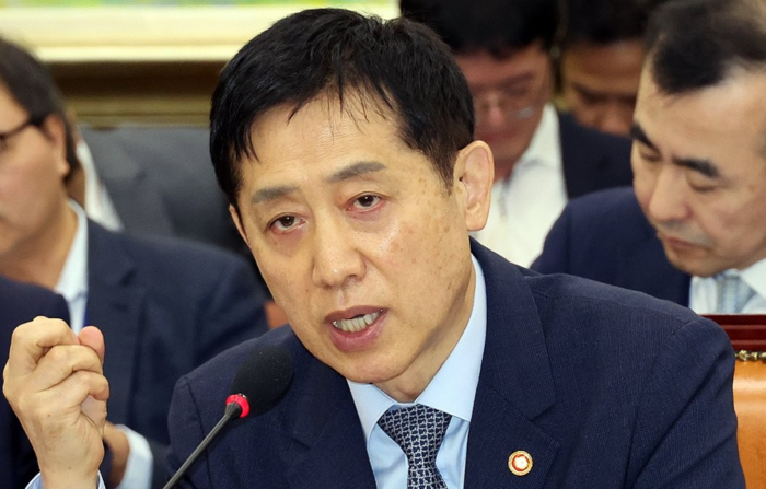 김주현 금융위원장이 지난달 11일 국회 정무위원회 국정감사에서 답변하고 있다.  연합