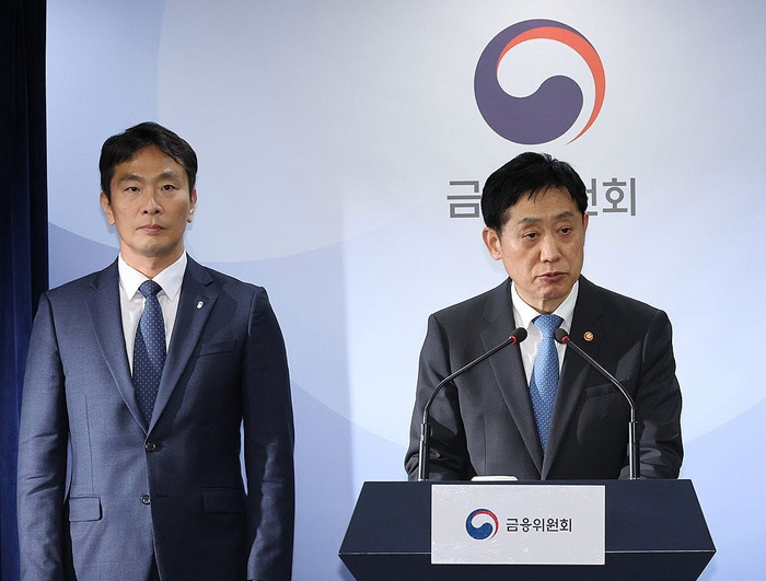 브리핑하는 금융위원장과 금감원장. 김주현 금융위원장(오른쪽)과 이복현 금융감독원장이 5일 정부서울청사에서 임시 금융위원회를 마치고 공매도 제도와 관련한 브리핑을 하고 있다. [연합]