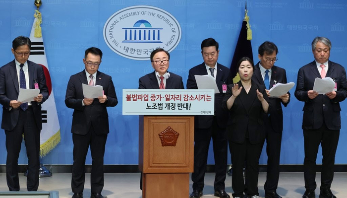 왼쪽부터 강석구 대한상공회의소 조사본부장, 이호준 한국중견기업연합회 상근부회장, 이동근 한국경영자총협회 상근부회장, 김고현 한국무역협회 전무, 이명로 중소기업중앙회 인력정책본부장, 배상근 한국경제인협회 전무. [연합]