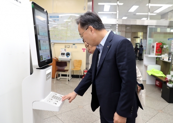 유성훈 서울 금천구청장이 가산동주민센터에 설치된 지능형 통합 순번 발급시스템을 체험해보고 있다. 금천구