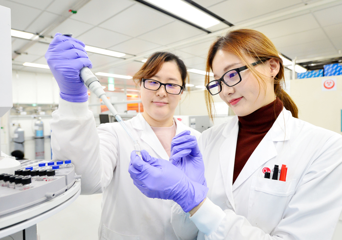 LG화학 미래기술연구센터 연구원들이 신규 개발한 생분해성 신소재의 물성을 테스트하고 있다. LG화학