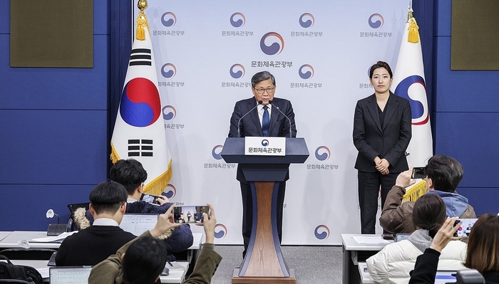 전병극 문화체육관광부 1차관이 13일 정부서울청사에서 게임 속 확률형 아이템 정보공개 의무화 조항이 담긴 게임산업법 시행령 개정안에 대한 입법 예고 브리핑을 하고 있다. 연합