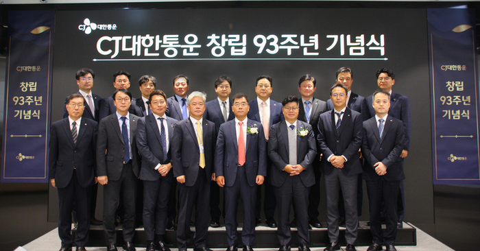 CJ대한통운 93주년 창립기념식에서 강신호 대표이사 및 주요 경영진이 단체사진을 촬영하고 있다. (사진은 왼쪽 4번째부터)신영수 한국사업부문대표, 강신호 CJ대한통운 대표이사, 강병구 글로벌사업부문대표. [제공=CJ대한통운]