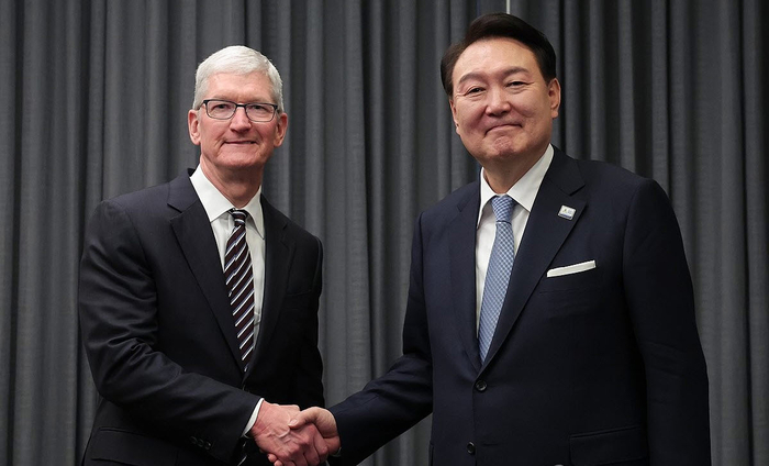 팀 쿡 애플 CEO 접견한 윤석열 대통령. 아시아태평양경제협력체(APEC) 정상회의 참석차 미국을 방문한 윤석열 대통령이 15일(현지시간) 샌프란시스코 한 호텔에서 팀 쿡 애플 최고경영자(CEO)를 접견하며 악수하고 있다. [연합]