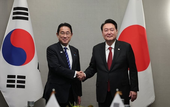 아시아태평양경제협력체(APEC) 정상회의 참석차 미국을 방문한 윤석열 대통령이 16일(현지시간) 샌프란시스코 한 호텔에서 열린 한일 정상회담에서 기시다 후미오 일본 총리와 악수하며 기념촬영을 하고 있다. 연합