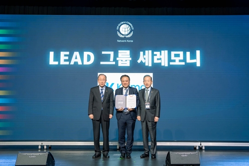 반기문 전 유엔사무총장(왼쪽), 안병준 한국콜마홀딩스 대표이사(가운데), 이동건 UNGC한국협회 회장(오른쪽)이 ‘2024년도 LEAD 그룹’ 위촉 행사 후 기념 사진을 찍고 있다. 한국콜마홀딩스