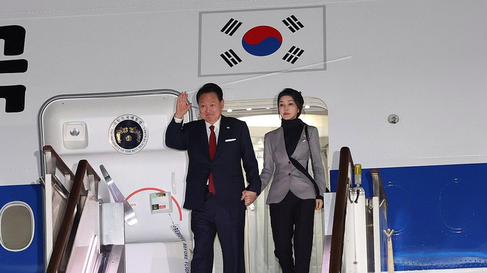 윤석열 대통령 내외, APEC 일정 마치고 귀국. 아시아태평양경제협력체(APEC) 정상회의 일정을 마친 윤석열 대통령과 김건희 여사가 지난 18일 성남 서울공항에 공군1호기 편으로 귀국하며 인사하고 있다. [연합]