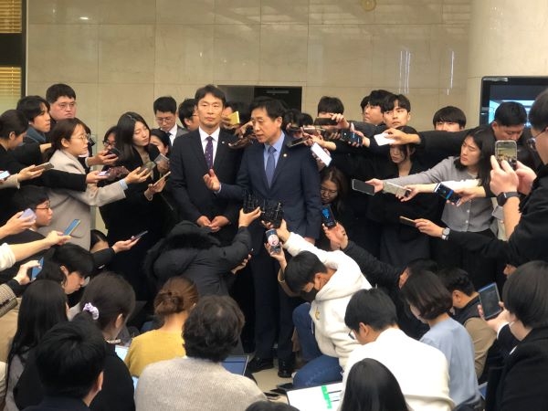 김주현 금융위원장이 금융지주회장단과 간담회 직후 브리핑을 하고 있다. EBN