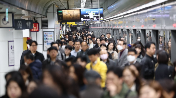 서울교통공사 노조 1차 경고파업 이틀째인 지난 10일 오전 서울 지하철 광화문역. 연합