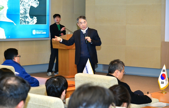 최태복 HD현대중공업 특수선사업부 이사가 지난 20일 울산 조선소에서 지속 가능한 함정산업에 대한 주제발표를 하고 있다. [제공=HD현대중공업]