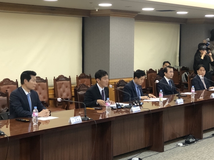 지난 20일 금융당국 금융지주 간담회에서 이복현 금융감독원 원장이 모두발언 하고 있다. EBN