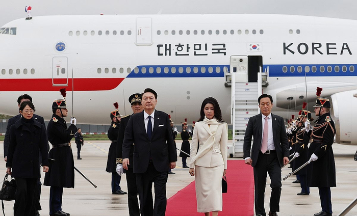 영국 국빈방문을 마치고 프랑스에서 2030 부산세계박람회 유치 활동을 이어가는 윤석열 대통령과 부인 김건희 여사가 23일(현지시간) 파리 오를리 국제공항에 도착, 전용기인 공군 1호기에서 내려 이동하고 있다.[연합]