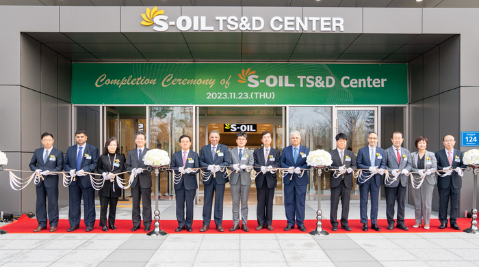 안와르 알 히즈아지 에쓰오일 CEO가 23일 에쓰오일 TS&D센터 준공식에서 참석자들과 테이프 컷팅식을 하고 있다. 에쓰오일