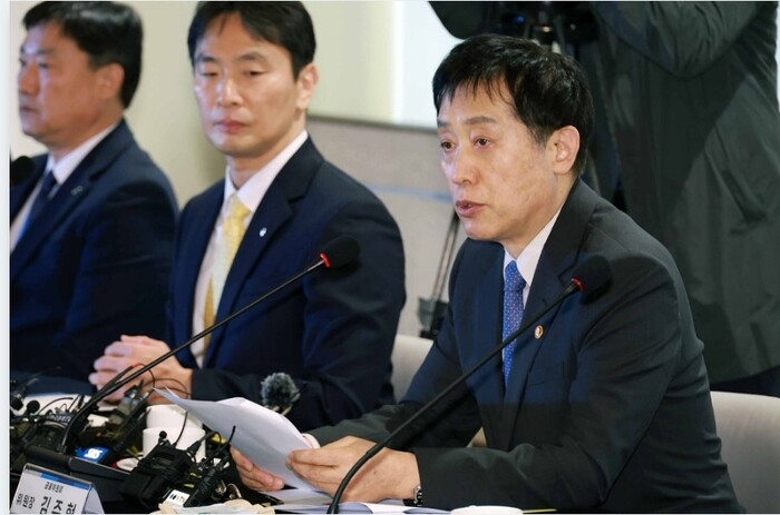 김주현 금융위원장과 이복현 금융감독원장이 27일 은행회관에서 열린 은행장 간담회에서 은행권에 대한 주요 현안을 논의하고 있다. 금융위원회