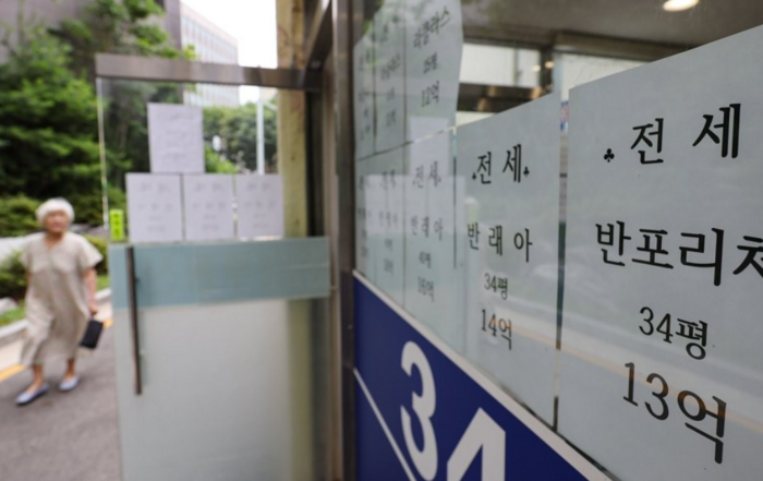 서울 서초구 한 부동산 중개업소에 전세 매물 등 부동산 매물 정보가 게시돼 있다. [제공=연합]