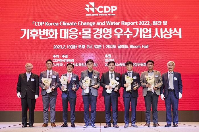 KT&G가 CDP(탄소정보공개프로젝트)로부터 기후변화 대응, 수자원 관리 부문 우수기업(Leadership 등급)으로 선정됐다. 2월 10일 여의도 글래드 호텔에서 열린 ‘CDP Korea Awards’에서 윤영찬 KT&G 전략기획실장(왼쪽 두번째)이 기념촬영을 하고 있는 모습. [제공=KT&G]