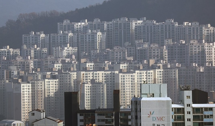 서울 마포구 하늘공원 인근에서 바라본 아파트 단지의 모습. [제공=연합]