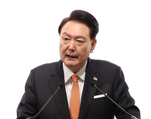 네덜란드를 국빈 방문한 윤석열 대통령이 11일(현지시간) 암스테르담 한 호텔에서 열린 동포 만찬간담회에서 격려사를 하고 있다.[제공=연합]