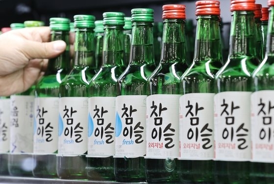 정부가 주세법 개정을 추진하면서 최근 출고가 인상이 결정된 소주가격이 다시 낮아질 가능성이 나오고 있다. [출처=연합]