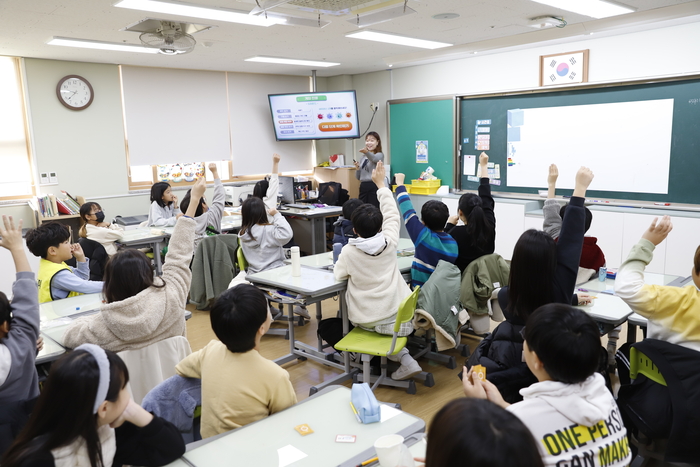 SK바이오사이언스가 성남시 분당구 화랑초등학교에서 초등학생들을 대상으로 첫번째 씈싹스쿨을 진행하고 있다.[제공=SK바이오사이언스]