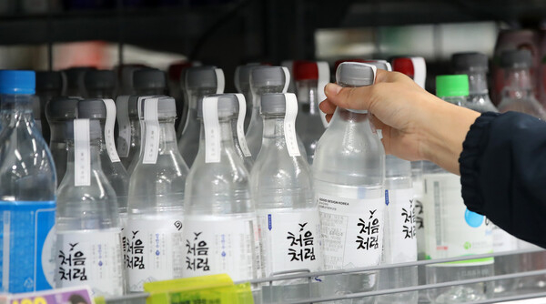 롯데칠성음료가 내년 1월1일부터 소주제품에 한해 가격 인상을 단행한다. 연합