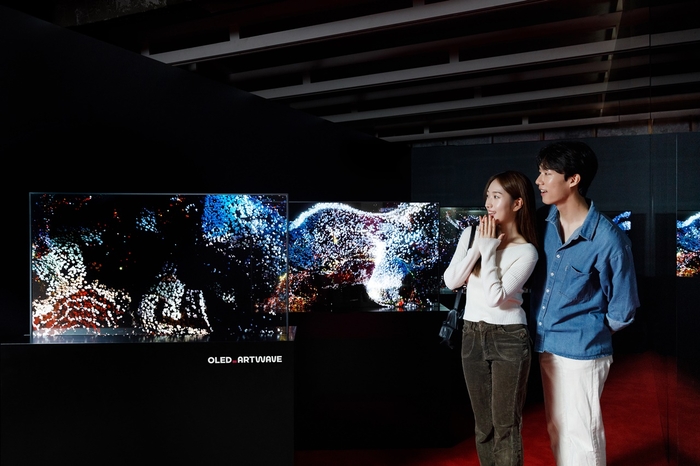 모델들이 LG디스플레이가 진행하는 디지털아트 프로젝트 ‘아트 웨이브’展을 관람하고 있다. [제공=LG디스플레이]