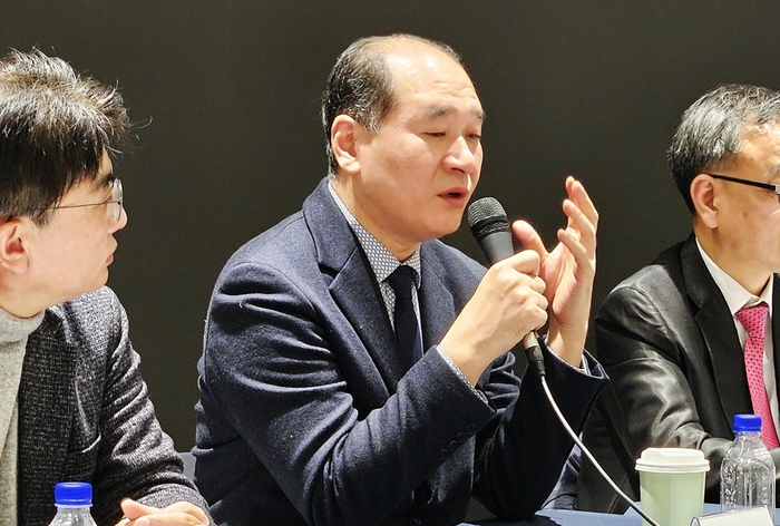 ‘배터리 아저씨’ 박숙혁 작가가 27일 한국거래소에서 열린 ‘불법공매도 방지를 위한 전산화 토론회’에 패널로 참석해 발언을 하고 있다. [사진=EBN]