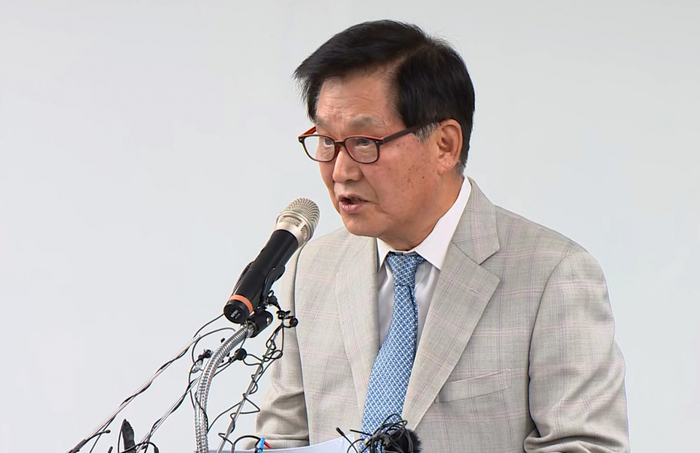 김익래 전 다우키움그룹 회장이 지난 5월 4일 여의도 키움증권 본사에서 SG증권발 주가 폭락 사태 연루 의혹과 관련해 기자회견을 열고 대국민 사과와 함께 회장직과 이사회 의장직 사퇴 및 주식 매각대금 환원 의사를 밝히고 있다. [사진=연합]