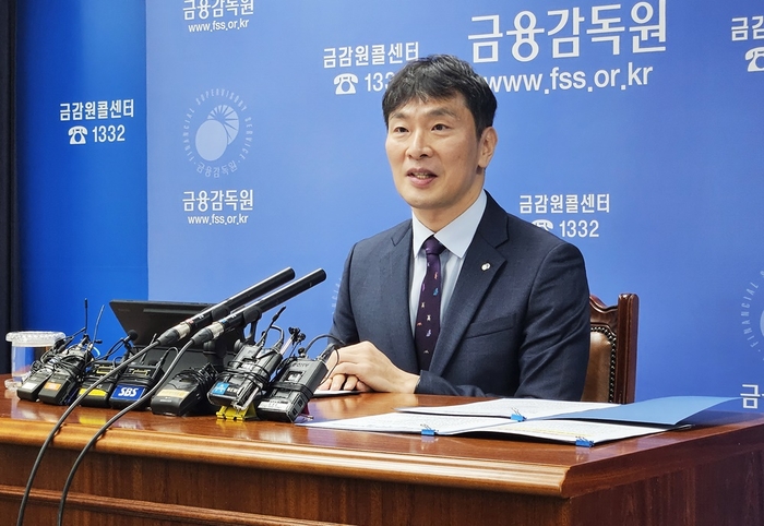 4일  여의도 금융감독원에서 열린 신년 인사회에서 이복현 금융감독원 원장이 태영건설 자구 계획에 대한  입장을 말하고 있다. [사진=EBN]