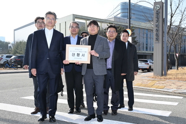 이의춘 한국인터넷신문협회 회장과 강혁 대변인, 정경민 비상대책위원장, 비상대책위원들이 4일 오후 세종특별자치시 공정거래위원회에 ‘포털 사이트 다음(DAUM)의 뉴스검색 정책 철회’ 관련 진정서를 제출하기 위해 이동하고 있다. [출처=한국인터넷신문협회]