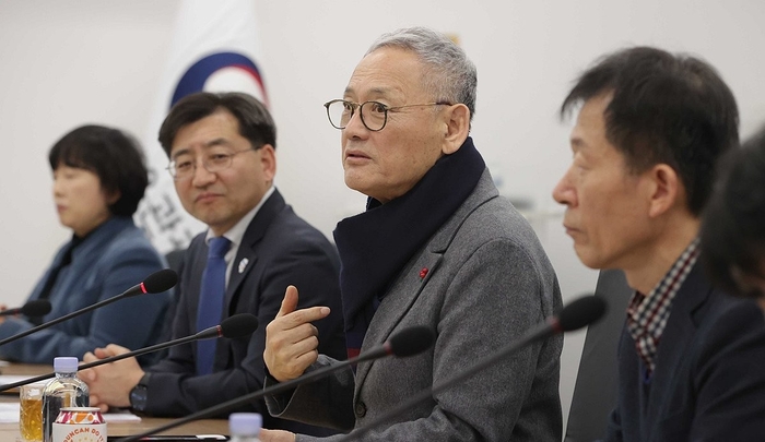 유인촌 문화체육관광부 장관이 지난달 15일 서울 종로구 국립현대미술관에서 열린 OTT 산업 현장 간담회에서 발언하는 모습. 연합