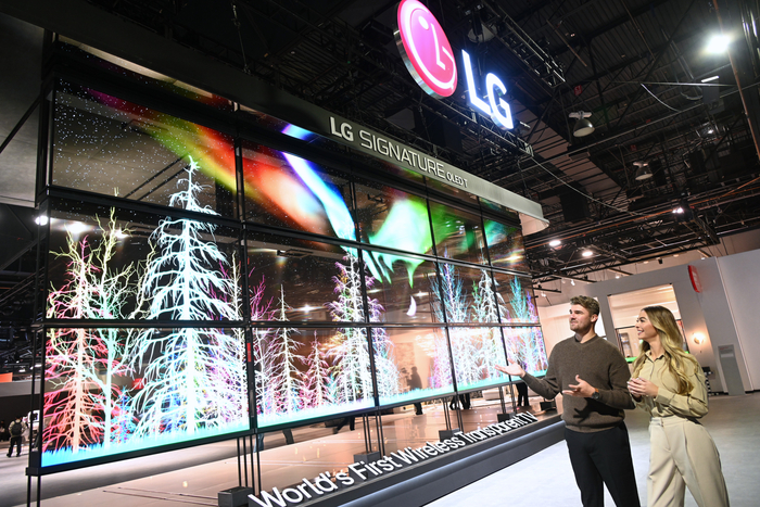 LG전자가 미국 라스베이거스에서 9일(현지시각) 개막하는 CES 2024에 참가한다. ‘LG 시그니처 올레드 T’ 15대로 구성된 미디어 아트가 스크린 뒤를 볼 수 있도록 투명하게 변하며 투명 올레드 TV가 보여줄 새로운 시대를 연출한다. [제공=LG전자]
