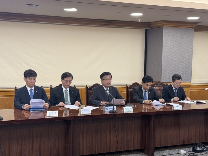 8일 금융권에 따르면 태영건설의 기업구조 개선, ’워크아웃‘ 개시 여부를 놓고 경제·금융·통화당국 간 최고위급 협의체인 ’F4 회의‘가 이날 오전 7시 30분경 비공개로 모여 이뤄진다. 이 회의에는 경제·금융·통화당국 수장과 함께 주채권 산업은행 수장 등이 참석할 것으로 예상된다.[사진=EBN 김민환 기자]