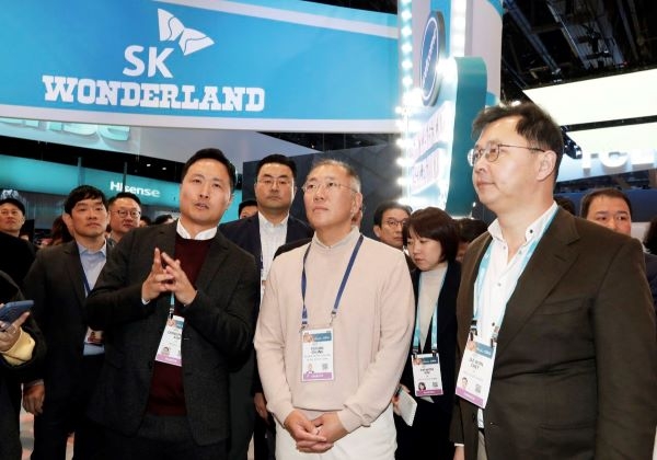 최재원 SK그룹 수석부회장(사진 오른쪽)이 9일(현지시간) 미국 라스베이거스에서 열린 CES 2024의 SK그룹관을 찾은 정의선 현대차그룹 회장(가운데)과 함께 김동현 SK USA 담당으로부터 설명 듣고 있다. [제공=SK그룹]