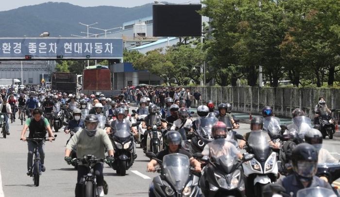 전국금속노조가 총파업에 돌입한 지난해 7월 울산시 북구 현대자동차 명촌정문에서 오전조 근무자들이 2시간 일찍 퇴근하고 있다. [제공=연합]